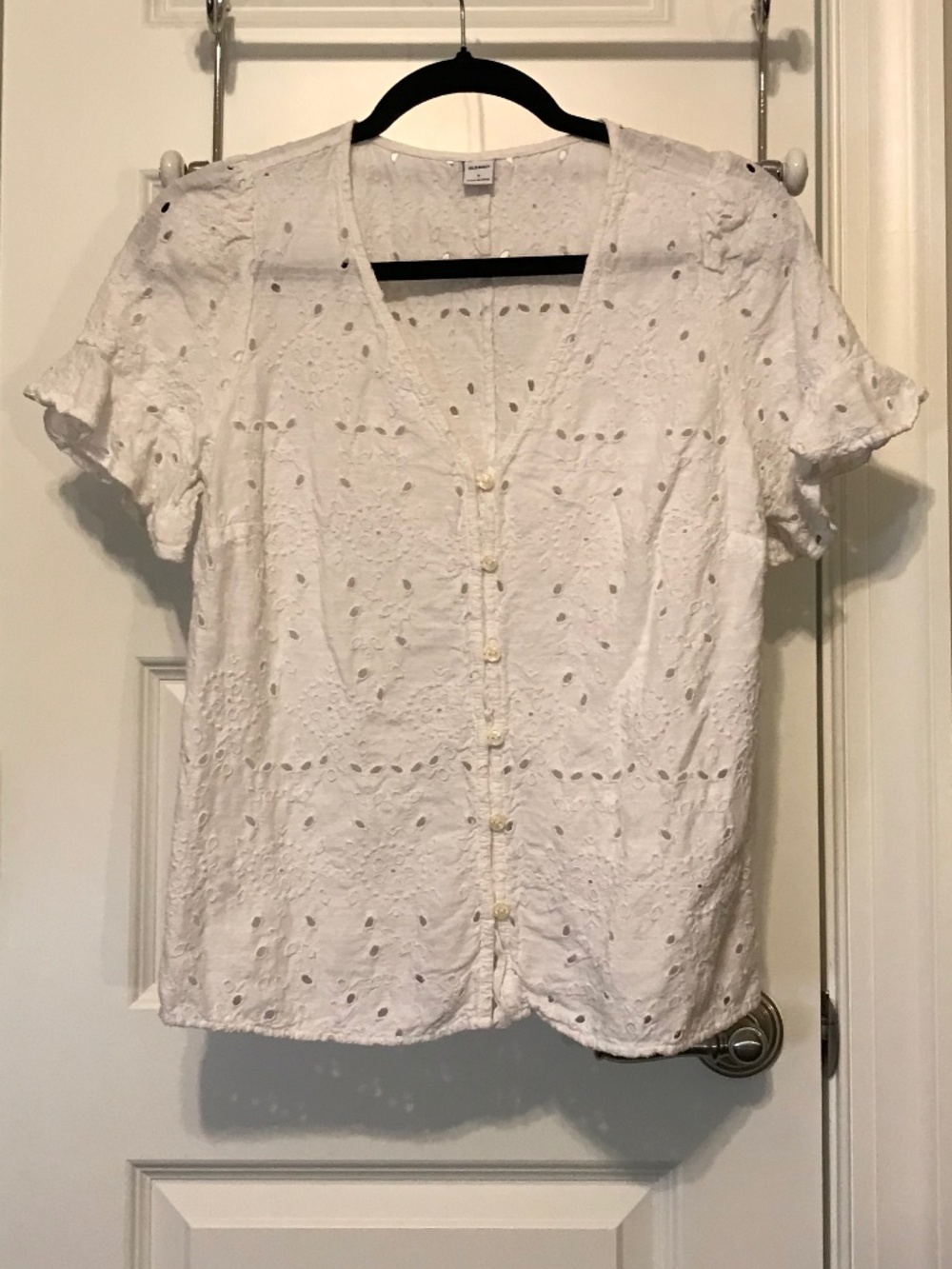 Old Navy white short sleeve v-neck blouse with eyelets & floral embroidery (S)
